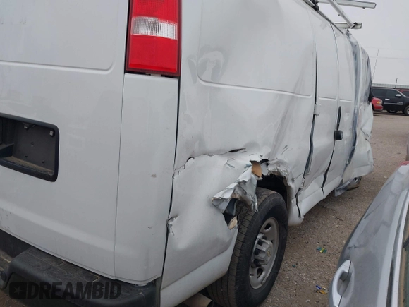 2023 Chevrolet Express Cargo z VIN 1GCWGAFP0P1104007, wystawiony jako IAAI lot #41433813 z przebiegiem 80 352 mil mil oraz . Historia ofert i sprzedaży dostępna na DreamBid. Obrazek 4.
