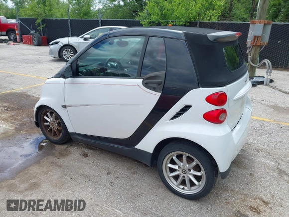 2009 Smart fortwo Passion z VIN WMEEK31X79K210918, wystawiony jako IAAI lot #42316213 z przebiegiem 99 667 mil mil oraz . Historia ofert i sprzedaży dostępna na DreamBid. Obrazek 3.