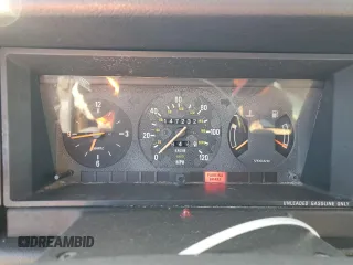 1993 Volvo 240 z VIN YV1AS8808P1489831, wystawiony jako Copart lot #72439554 z przebiegiem 147 232 mil mil oraz Tytuł czysty. Historia ofert i sprzedaży dostępna na DreamBid. Obrazek 9.
