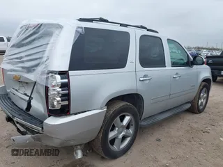 2014 Chevrolet Tahoe LTZ z VIN 1GNSCCE04ER159110, wystawiony jako IAAI lot #41615653 z przebiegiem 171 422 mil mil oraz . Historia ofert i sprzedaży dostępna na DreamBid. Obrazek 4.