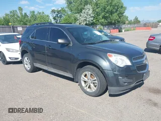 2013 Chevrolet Equinox LS z VIN 2GNFLCEK8D6416301, wystawiony jako IAAI lot #42473571 z przebiegiem 131 637 mil mil oraz . Historia ofert i sprzedaży dostępna na DreamBid. Obrazek 1.