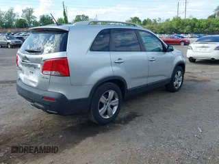 2013 Kia Sorento EX z VIN 5XYKUDA22DG413039, wystawiony jako IAAI lot #42197700 z przebiegiem 132 381 mil mil oraz . Historia ofert i sprzedaży dostępna na DreamBid. Obrazek 4.