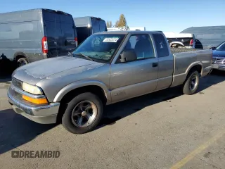 2001 Chevrolet S-10 LS with VIN 1GCCS19W018202988, listed as a Copart auction lot 82923274 with 160,881 mi miles and Salvage Title. Bid and sale history available at DreamBid. Image 1.
