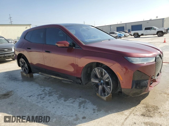 2024 BMW iX xDrive50 z VIN WB523CF06RCN03726, wystawiony jako Copart lot #48911045 z przebiegiem 38 051 mil mil oraz Szkody całkowita. Historia ofert i sprzedaży dostępna na DreamBid. Obrazek 4.