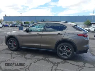 2019 Alfa Romeo Stelvio z VIN ZASPAJAN2K7C48523, wystawiony jako IAAI lot #42246378 z przebiegiem 46 546 mil mil oraz . Historia ofert i sprzedaży dostępna na DreamBid. Obrazek 14.