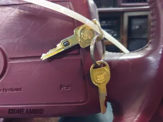 1991 Cadillac DeVille z VIN 1G6CD13B0M4305164, wystawiony jako IAAI lot #42028947 z przebiegiem 33 865 mil mil oraz . Historia ofert i sprzedaży dostępna na DreamBid. Obrazek 11.