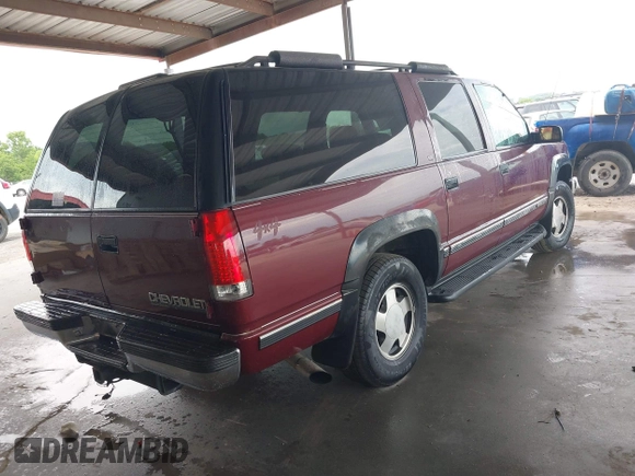 1999 Chevrolet Suburban z VIN 3GNFK16R8XG144067, wystawiony jako IAAI lot #42433835 z przebiegiem 362 941 mil mil oraz . Historia ofert i sprzedaży dostępna na DreamBid. Obrazek 4.