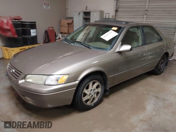 1999 Toyota Camry LE z VIN JT2BF28K7X0167855, wystawiony jako IAAI lot #41609230 z przebiegiem 242 398 mil mil oraz . Historia ofert i sprzedaży dostępna na DreamBid. Obrazek 2.