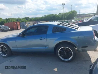 2005 Ford Mustang Deluxe с VIN 1ZVFT80N155168894, выставлен на аукционе IAAI как лот 42331054 с пробегом 194 939 миль миль и . История ставок и продаж доступна на DreamBid. Изображение 14.