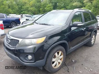 2011 Kia Sorento LX z VIN 5XYKTCA13BG022340, wystawiony jako IAAI lot #42338384 z przebiegiem 181 506 mil mil oraz . Historia ofert i sprzedaży dostępna na DreamBid. Obrazek 2.