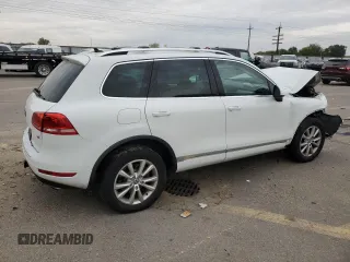 2014 Volkswagen Touareg Sport with VIN WVGEF9BP3ED005921, listed as a Copart auction lot 77372514 with 156,753 mi miles and Salvage Title. Bid and sale history available at DreamBid. Image 3.