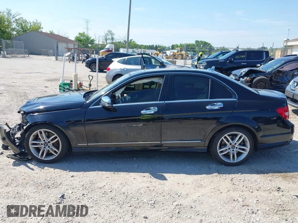 2013 Mercedes-Benz C 300 Sport z VIN WDDGF8AB7DR286299, wystawiony jako IAAI lot #42646185 z przebiegiem 108 569 mil mil oraz . Historia ofert i sprzedaży dostępna na DreamBid. Obrazek 14.