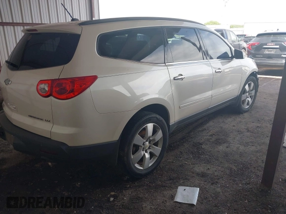 2011 Chevrolet Traverse LTZ z VIN 1GNKRLEDXBJ326016, wystawiony jako IAAI lot #42260167 z przebiegiem 163 447 mil mil oraz . Historia ofert i sprzedaży dostępna na DreamBid. Obrazek 4.