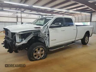 2022 Ram 2500 Big Horn z VIN 3C6UR5JL4NG343756, wystawiony jako Copart lot #55518515 z przebiegiem 26 903 mil mil oraz Szkoda całkowita • Salvage title. Historia ofert i sprzedaży dostępna na DreamBid. Obrazek 1.