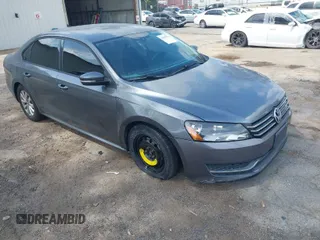 2014 Volkswagen Passat Wolfsburg Edition z VIN 1VWAT7A39EC109525, wystawiony jako IAAI lot #41919773 z przebiegiem 133 510 mil mil oraz . Historia ofert i sprzedaży dostępna na DreamBid. Obrazek 1.