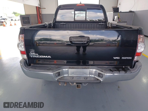 2014 Toyota Tacoma with VIN 3TMMU4FN8EM068633, listed as a IAAI auction lot 42727713 with 185,402 mi miles and . Bid and sale history available at DreamBid. Image 9.