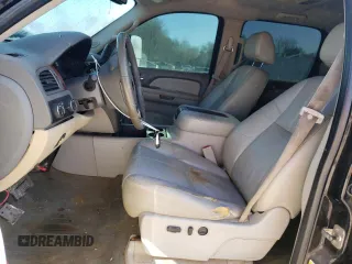 2009 GMC Sierra 2500HD SLT z VIN 1GTHK63639F186370, wystawiony jako Copart lot #46929955 z przebiegiem 268 663 mil mil oraz Szkoda całkowita • Salvage title. Historia ofert i sprzedaży dostępna na DreamBid. Obrazek 7.