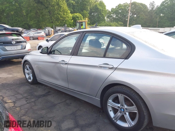 2013 BMW 3 Series 328i z VIN WBA3C1G57DNR48431, wystawiony jako IAAI lot #42156021 z przebiegiem 81 734 mil mil oraz . Historia ofert i sprzedaży dostępna na DreamBid. Obrazek 14.