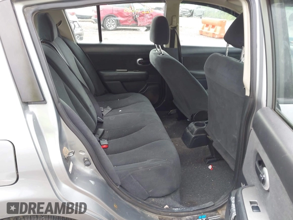 2012 Nissan Versa S z VIN 3N1BC1CP7CK800017, wystawiony jako IAAI lot #42270666 z przebiegiem 152 790 mil mil oraz . Historia ofert i sprzedaży dostępna na DreamBid. Obrazek 8.
