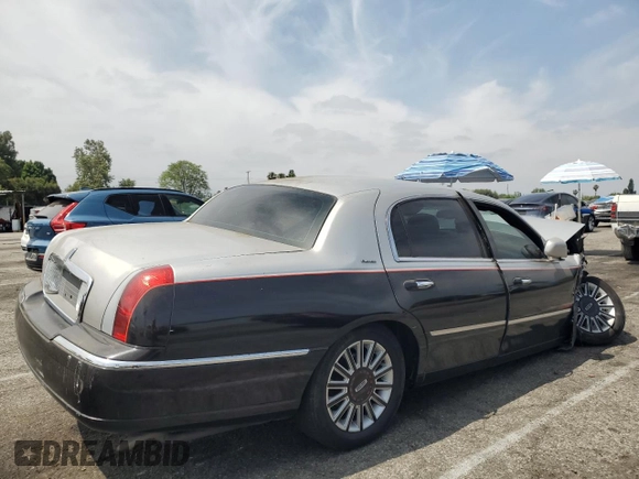 2003 Lincoln Town Car Executive z VIN 1LNHM81W33Y653643, wystawiony jako Copart lot #58824145 z przebiegiem Nie podano mil oraz Szkoda całkowita • Salvage title. Historia ofert i sprzedaży dostępna na DreamBid. Obrazek 3.