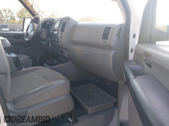 2020 Nissan NV Cargo SV z VIN 1N6BF0LY8LN803023, wystawiony jako IAAI lot #41555879 z przebiegiem 54 421 mil mil oraz . Historia ofert i sprzedaży dostępna na DreamBid. Obrazek 5.
