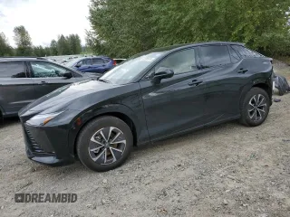 2023 Lexus RZ 450e Premium z VIN JTJAAAAB9PA019798, wystawiony jako Copart lot #67931974 z przebiegiem 3947 mil mil oraz Szkody całkowita. Historia ofert i sprzedaży dostępna na DreamBid. Obrazek 1.