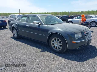 2007 Chrysler 300 C z VIN 2C3KA63H07H852708, wystawiony jako IAAI lot #42102175 z przebiegiem 93 697 mil mil oraz . Historia ofert i sprzedaży dostępna na DreamBid. Obrazek 1.