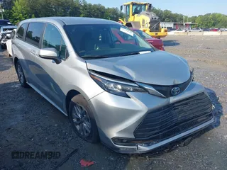 2024 Toyota Sienna LE z VIN 5TDKRKEC0RS203462, wystawiony jako IAAI lot #42240548 z przebiegiem 28 038 mil mil oraz . Historia ofert i sprzedaży dostępna na DreamBid. Obrazek 1.