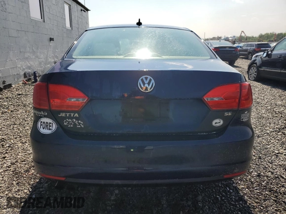2014 Volkswagen Jetta SE z VIN 3VWD17AJ8EM413915, wystawiony jako Copart lot #62325025 z przebiegiem 131 112 mil mil oraz Szkoda całkowita • Salvage title. Historia ofert i sprzedaży dostępna na DreamBid. Obrazek 6.
