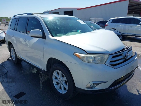2013 Toyota Highlander with VIN 5TDZK3EH3DS132898, listed as a IAAI auction lot 41992862 with 140,525 mi miles. Bid and sale history available at carsss.com. Image 1.