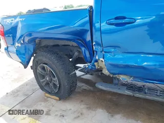 2018 Toyota Tacoma SR5 z VIN 5TFAZ5CN2JX064452, wystawiony jako IAAI lot #41945468 z przebiegiem 132 450 mil mil oraz . Historia ofert i sprzedaży dostępna na DreamBid. Obrazek 6.