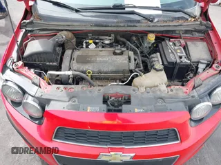 2015 Chevrolet Sonic LT z VIN 1G1JC5SH1F4139849, wystawiony jako IAAI lot #41993984 z przebiegiem 147 240 mil mil oraz . Historia ofert i sprzedaży dostępna na DreamBid. Obrazek 10.