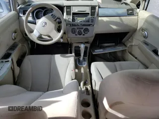 2009 Nissan Versa S z VIN 3N1BC11E79L501857, wystawiony jako Copart lot #58256025 z przebiegiem 156 313 mil mil oraz Szkoda całkowita • Salvage title. Historia ofert i sprzedaży dostępna na DreamBid. Obrazek 8.