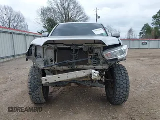 2017 Toyota Tacoma SR z VIN 5TFAX5GN0HX083950, wystawiony jako IAAI lot #41519388 z przebiegiem 130 211 mil mil oraz . Historia ofert i sprzedaży dostępna na DreamBid. Obrazek 13.