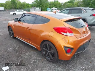 2013 Hyundai Veloster Turbo z VIN KMHTC6AE3DU124744, wystawiony jako IAAI lot #42242242 z przebiegiem 115 757 mil mil oraz . Historia ofert i sprzedaży dostępna na DreamBid. Obrazek 3.