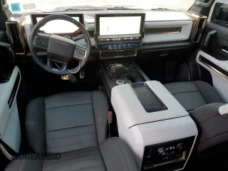 2024 GMC Hummer EV 2X with VIN 1GKB0NDE8RU103804, listed as a Copart auction lot 81366274 with 7,584 mi miles and Salvage Title. Bid and sale history available at carsss.com. Image 8.