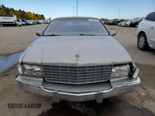 1996 Cadillac Fleetwood z VIN 1G6DW52P6TR702611, wystawiony jako Copart lot #77202664 z przebiegiem 159 994 mil mil oraz Szkody całkowita. Historia ofert i sprzedaży dostępna na DreamBid. Obrazek 5.
