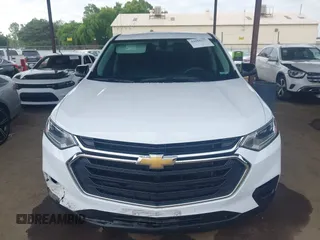 2021 Chevrolet Traverse LS z VIN 1GNERFKW5MJ197111, wystawiony jako IAAI lot #42056277 z przebiegiem 64 771 mil mil oraz . Historia ofert i sprzedaży dostępna na DreamBid. Obrazek 12.