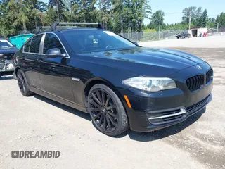 2014 BMW 5 Series 528i xDrive z VIN WBA5A7C57ED615497, wystawiony jako IAAI lot #42413676 z przebiegiem 117 575 mil mil oraz . Historia ofert i sprzedaży dostępna na DreamBid. Obrazek 1.