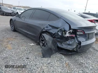 2023 Tesla Model 3 z VIN 5YJ3E1EAXPF403095, wystawiony jako IAAI lot #42151764 z przebiegiem 17 872 mil mil oraz . Historia ofert i sprzedaży dostępna na DreamBid. Obrazek 3.