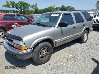1999 Chevrolet Blazer Trailblazer z VIN 1GNDT13W1X2169254, wystawiony jako Copart lot #55021105 z przebiegiem 158 169 mil mil oraz Szkody całkowita. Historia ofert i sprzedaży dostępna na DreamBid. Obrazek 1.