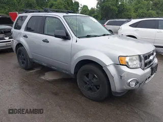 2011 Ford Escape XLT z VIN 1FMCU9DG5BKB13765, wystawiony jako IAAI lot #42458372 z przebiegiem 111 074 mil mil oraz . Historia ofert i sprzedaży dostępna na DreamBid. Obrazek 1.
