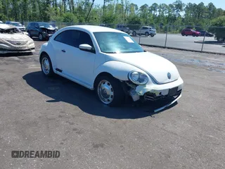 2015 Volkswagen Beetle Fleet Edition z VIN 3VWF17AT0FM655321, wystawiony jako IAAI lot #42386548 z przebiegiem 120 215 mil mil oraz . Historia ofert i sprzedaży dostępna na DreamBid. Obrazek 1.