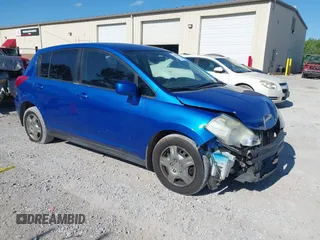 2009 Nissan Versa S z VIN 3N1BC13E69L364911, wystawiony jako IAAI lot #42335197 z przebiegiem 163 439 mil mil oraz . Historia ofert i sprzedaży dostępna na DreamBid. Obrazek 1.