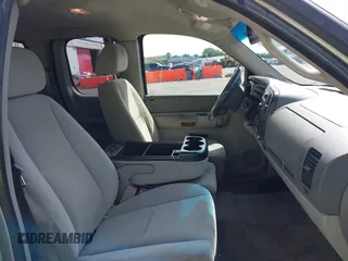 2008 GMC Sierra 1500 Work Truck z VIN 2GTEC19C381102196, wystawiony jako IAAI lot #42212449 z przebiegiem 213 361 mil mil oraz . Historia ofert i sprzedaży dostępna na DreamBid. Obrazek 5.