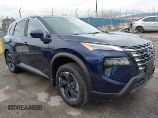2024 Nissan Rogue SV z VIN 5N1BT3BA2RC739207, wystawiony jako IAAI lot #41561294 z przebiegiem 1 212 mil mil oraz . Historia ofert i sprzedaży dostępna na DreamBid. Obrazek 1.