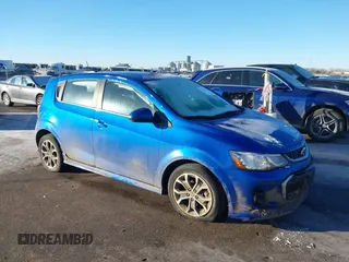 2018 Chevrolet Sonic LT z VIN 1G1JD6SH0J4104456, wystawiony jako IAAI lot #41028808 z przebiegiem 58 036 mil mil oraz . Historia ofert i sprzedaży dostępna na DreamBid. Obrazek 1.