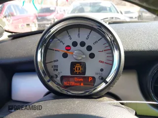 2012 MINI Hardtop с VIN WMWSU3C5XCT542826, выставлен на аукционе IAAI как лот 41372017 с пробегом 162 156 миль миль и . История ставок и продаж доступна на DreamBid. Изображение 7.