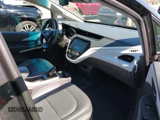2017 Chevrolet Bolt EV Premier z VIN 1G1FX6S05H4190932, wystawiony jako IAAI lot #42422197 z przebiegiem 59 836 mil mil oraz . Historia ofert i sprzedaży dostępna na DreamBid. Obrazek 5.