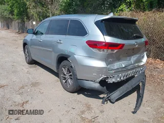 2018 Toyota Highlander SE z VIN 5TDJZRFH8JS526290, wystawiony jako IAAI lot #42393316 z przebiegiem 69 650 mil mil oraz . Historia ofert i sprzedaży dostępna na DreamBid. Obrazek 3.